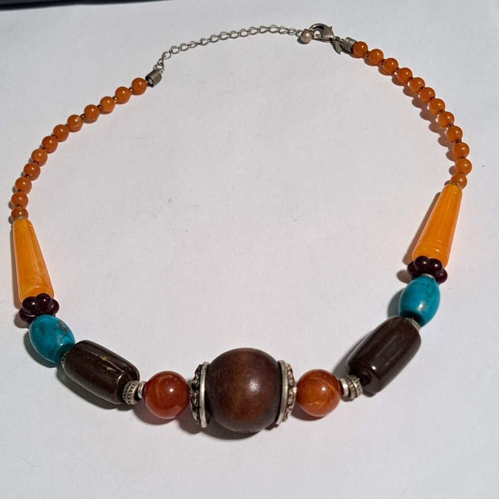 Avon So lucite and wood beaded necklace